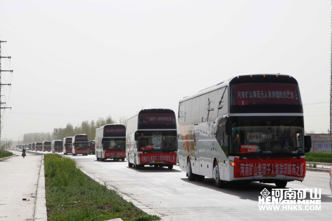 行進中的車隊，浩浩蕩蕩，蔚為壯觀.jpg